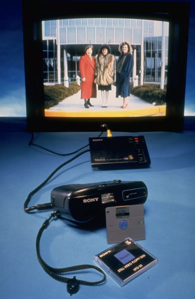 Lịch sử của camera kỹ thuật số: Từ nguyên mẫu những năm 70 nặng 4kg đến những chiếc iPhone và Galaxy bé nhỏ nằm trong túi - Ảnh 3.
