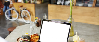 Cơ quan nào tiến hành việc chi trả lương hưu cho người lao động? Có bắt buộc phải đến nhận lương hưu trực tiếp tại cơ quan BHXH không?