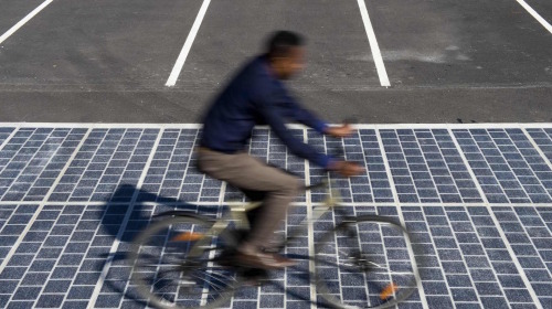 Pháp khánh thành con đường "lát gạch" pin năng lượng mặt trời đầu tiên trên thế giới, giá cực đắt 5,2 triệu USD