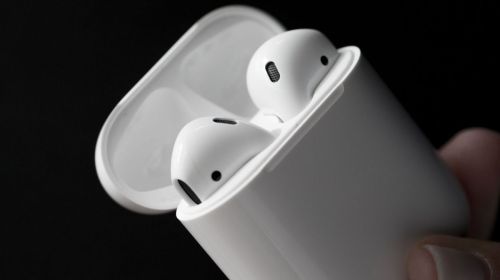 Tim Cook hãnh diện nói:  "AirPods là sản phẩm thành công vang dội"