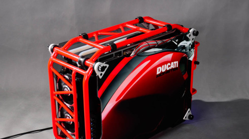 Máy tính phong cách xe DUCATI MONSTER, modder Việt Nam thực hiện, gắn tới 4 card đồ họa