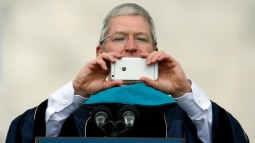 Tim Cook: "Chiếc iPhone tốt nhất còn chưa ra mắt"