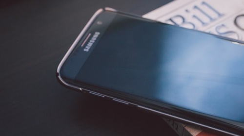 Samsung thừa nhận lỗi sọc màu hồng trên màn hình Galaxy S7 Edge và hứa sửa chữa cho người dùng