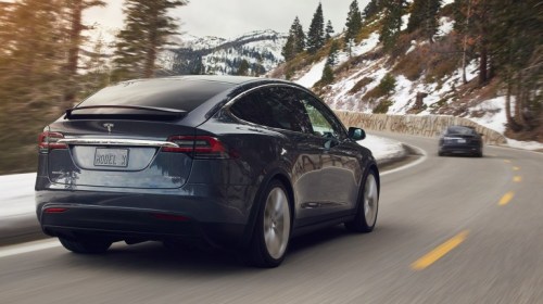 Tesla thu thập video về thói quen của lái xe để cải thiện công nghệ tự lái