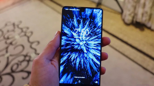 Trên tay Essential Phone của cha đẻ Android, thiết kế cứng cáp, mạnh mẽ nhưng hơi kém sang