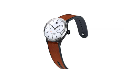 Chiếc smartwatch đầu tiên sạc pin bằng chuyển động cổ tay