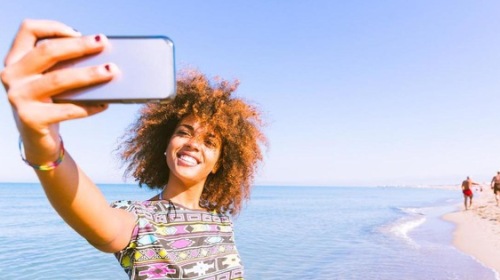 Vì sao phái yếu thích chụp ảnh selfie từ trên xuống, còn phái mạnh thích chụp từ dưới lên?