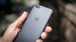 OnePlus 5 gặp lỗi lạ: cứ gọi 911 là máy khởi động lại