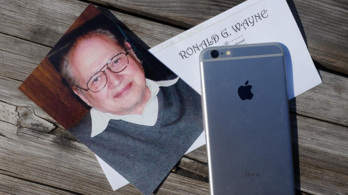 Nhà đồng sáng lập thứ ba của Apple chưa bao giờ dùng iPhone và không hề hối hận vì điều đó!