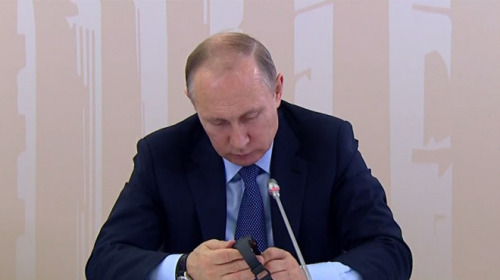 Xem video Tổng thống Nga Putin trải nghiệm vòng đeo tay thông minh do Nga tự sản xuất, có khả năng xác định stress