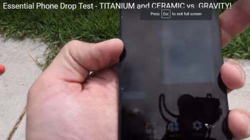 Video thả rơi thử độ bền của Essential Phone: mặt lưng gốm nguyên vẹn dù thả từ rất cao