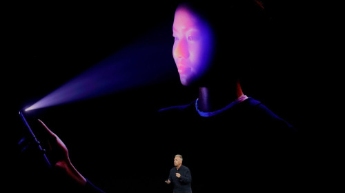 Cựu điệp viên Edward Snowden bày tỏ quan điểm về tính năng FaceID trên iPhoneX