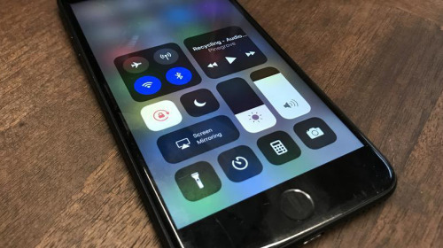 Trên Control Center iOS 11, bấm tắt Bluetooth thì Bluetooth sẽ chưa tắt hẳn, Apple gọi đó là tính năng chứ không phải lỗi