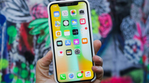 Apple thực hiện một thay đổi lớn khi những người đầu tiên được đánh giá iPhone X không phải là các chuyên gia công nghệ