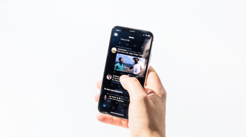 iPhone X tự điều khiển chính mình khiến người chủ sở hữu hoang mang
