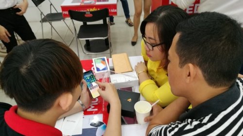 Gần chục ngàn iPhone X được giao trong ngày đầu mở bán tại Việt Nam