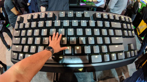 [CES 2018] Razer trình làng chiếc bàn phím cơ độc đáo to bằng... một cái bàn, có cả hệ thống đèn RGB như thật