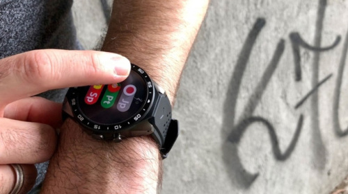 Chiếc smartwatch này sẽ giúp bạn nói được 9 loại ngôn ngữ khác nhau