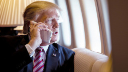 Trong khi ông Obama phải dùng điện thoại "cục gạch" thì Tổng thống Donald Trump...