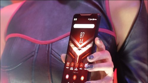 Asus lần đầu giới thiệu điện thoại chuyên chơi game, cùng với latop gamming mới.