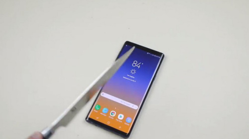 Xem màn tra tấn Galaxy Note9 rùng rợn bằng dao và búa, bất ngờ nhất lại nằm ở viên pin