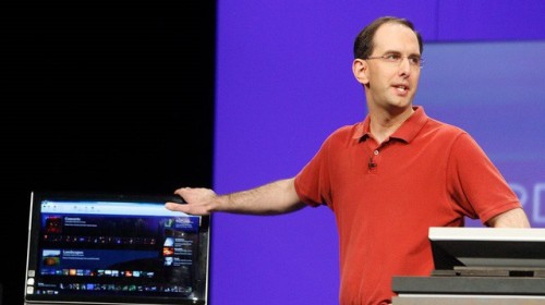 Vì sao vị giám đốc này của Microsoft chỉ toàn mặc áo đỏ suốt thập kỷ qua?