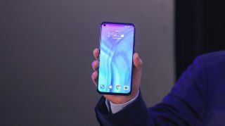 Honor View 20 lộ diện: Thiết kế đục lỗ, tỷ lệ màn hình gần đạt 100% nhờ kích thước lỗ nhỏ hơn, camera sau 48MP, tăng tốc Link Turbo