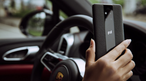 Ngắm nhìn Porsche Design Huawei 20 RS đẹp tuyệt hảo bên bóng hồng và siêu xe