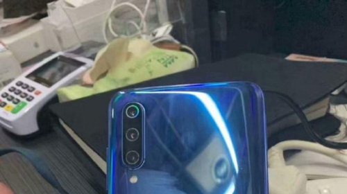 Xiaomi Mi 9 lộ hình ảnh thực tế: Màn hình waterdrop, 3 camera sau, cảm biến vân tay dưới màn hình