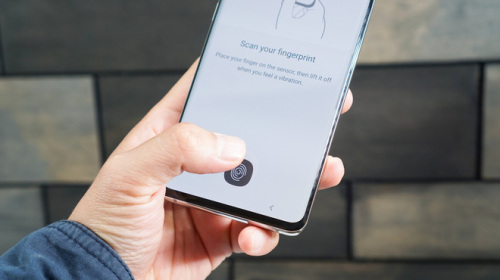 [Video] Thử nhúng tay vào cốc nước xem Galaxy S10 có nhận ra dấu vân tay không
