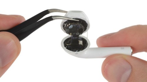 AirPods bị tố trở thành mối nguy hại cho con người và môi trường vì phí thay pin cao, khó sửa