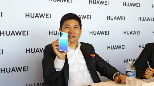 CEO Huawei: "Apple không cạnh tranh nổi phần cứng với chúng tôi nên mới phải chuyển sang dịch vụ"