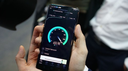 Viettel sử dụng smartphone OPPO Reno thử nghiệm kết nối mạng 5G đầu tiên tại Việt Nam, tốc độ tải dữ liệu đạt 654 Mb/s