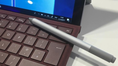 Microsoft Surface Pro mới liệu sẽ có một màn hình phụ thứ hai hay không?