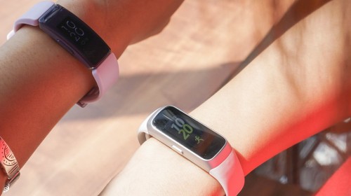 Galaxy Fit vs. Inspire HR: Lựa chọn smartband nào cho tầm giá 2,5 triệu đồng?