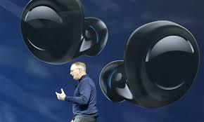 Sếp Amazon đeo AirPods để quảng cáo tai nghe Echo Buds