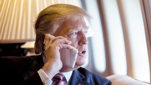 Tổng thống Donald Trump chê iPhone đời mới, nói rằng nút Home vật lý tốt hơn cử chỉ vuốt
