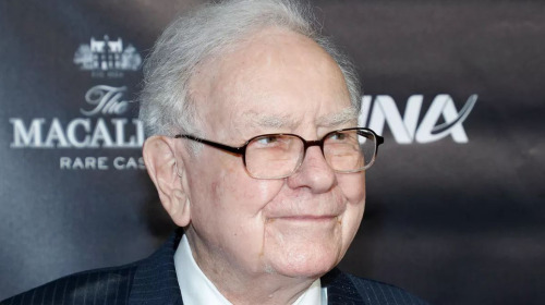 Tỷ phú Warren Buffett cuối cùng cũng bỏ điện thoại gập để dùng iPhone