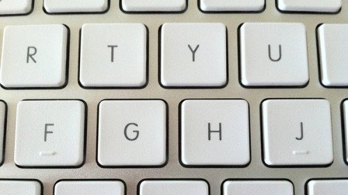 Vì sao nút 'F' và 'J' trên bàn phím lại có đường lằn ngang? Giải đáp từ chuyên gia sẽ giúp hội công sở mở mang tầm mắt!