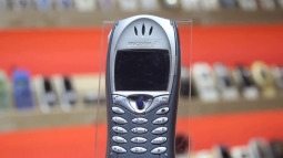 Nhìn lại (Sony) Ericsson T68: chiếc điện thoại mang nhiều bước tiên phong, với camera gắn ngoài độc đáo và cũng đánh dấu sự rút lui khỏi thị trường di động của Ericsson
