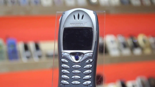 Nhìn lại (Sony) Ericsson T68: chiếc điện thoại mang nhiều bước tiên phong, với camera gắn ngoài độc đáo và cũng đánh dấu sự rút lui khỏi thị trường di động của Ericsson