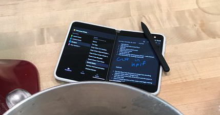 Sếp Microsoft vô tình hé lộ hình ảnh ngoài đời của Surface Duo cùng bút Surface Pen