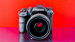 Pentax chia sẻ tầm nhìn của hãng về tương lai máy ảnh: Tiếp tục trụ lại với DSLR và không theo phong trào Mirrorless