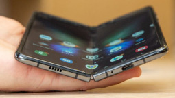 Hy vọng Samsung sẽ giảm giá smartphone màn hình gập của mình ư? Thôi đừng chiêm bao!