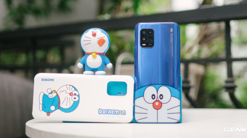 Mở hộp smartphone Doraemon giá gần 10 triệu đồng của Xiaomi