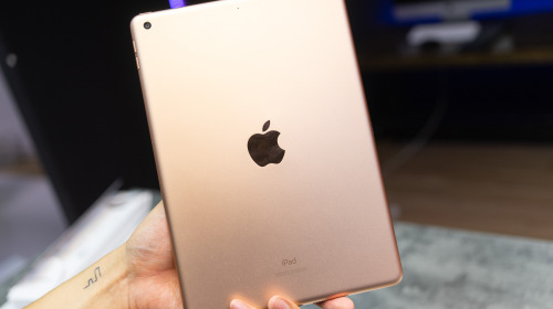 Trên tay iPad 8 tại VN: Chip A12 Bionic và sạc nhanh "vớt vát" thiết kế nhàm chán