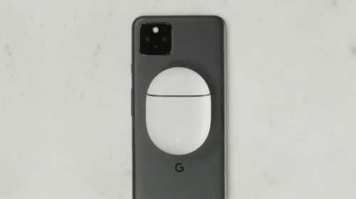 Google Pixel 5 tự động biến thành một chiếc đế sạc không dây khi cắm cáp USB-C
