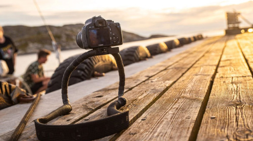 Chiếc dây đeo máy ảnh 'kì quái' này có thể biến thành chân tripod để những buổi đi chụp của bạn trở nên nhẹ nhàng hơn