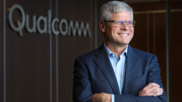 CEO Qualcomm từ chức sau chiến tranh với Apple