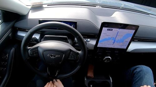 CEO Ford chỉ trích Tesla cho khách hàng dùng sản phẩm dở dang